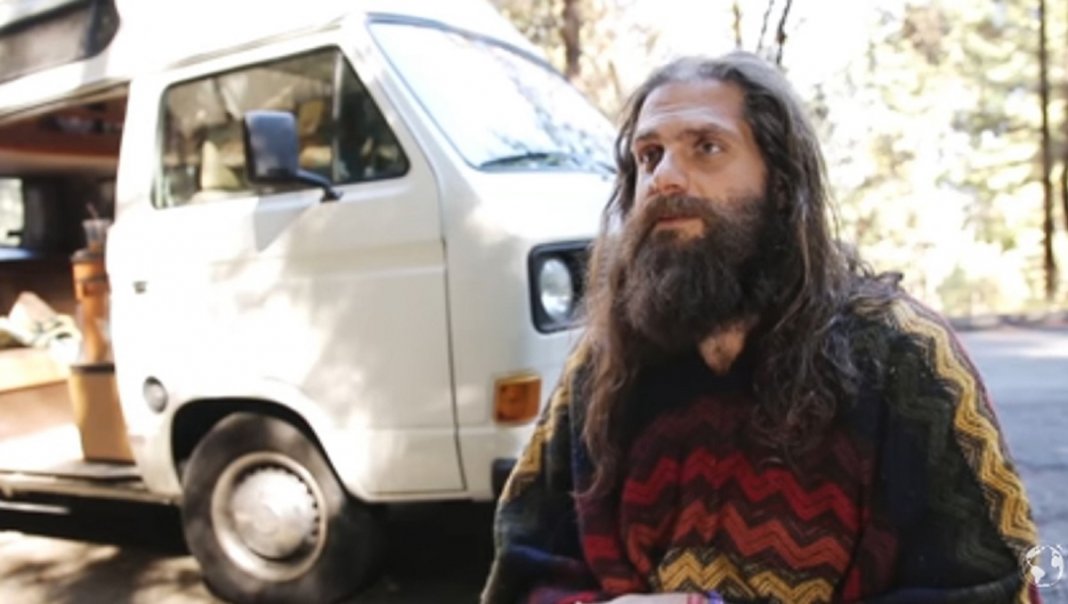 Milionário brasileiro doa fortuna, viaja o mundo e vive feliz em uma van