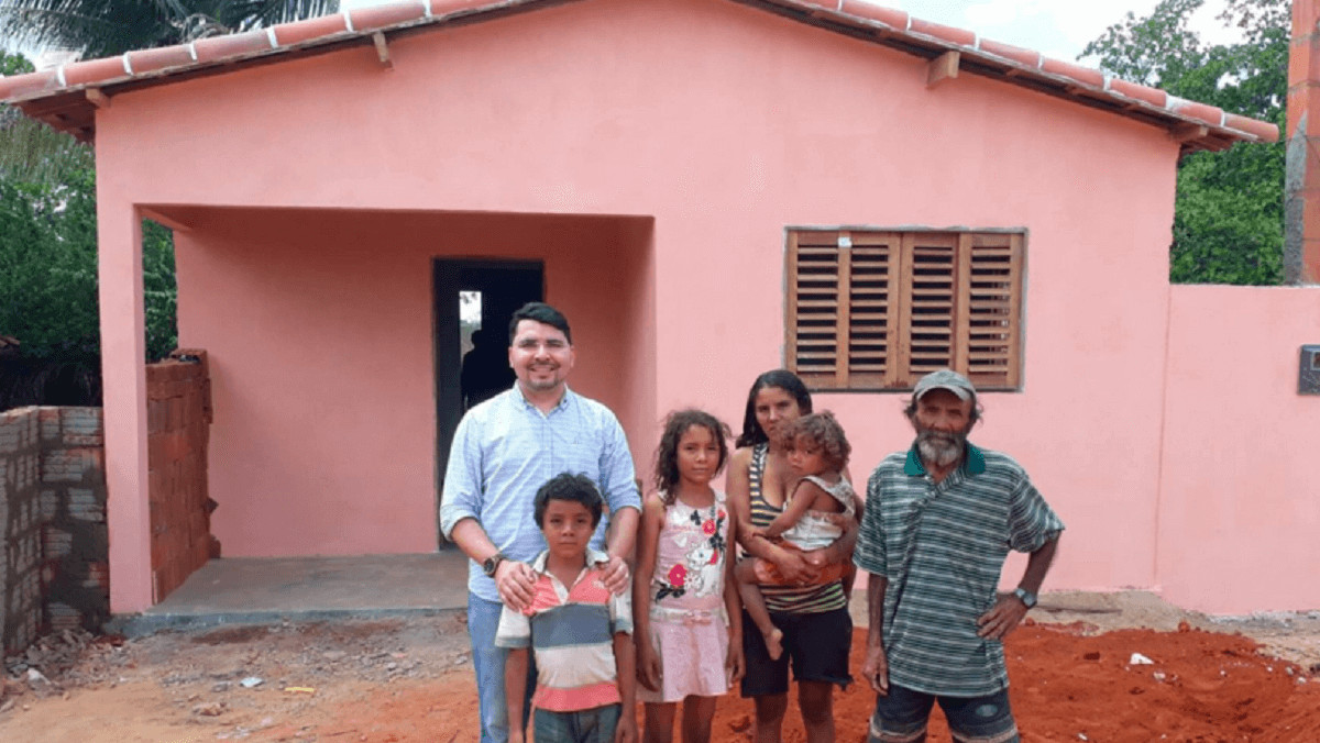 sensivel-mente.com - Padre doa casa construída com dinheiro do dízimo para família carente do interior.