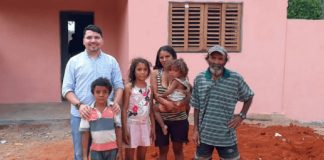 Padre doa casa construída com dinheiro do dízimo para família carente do interior.