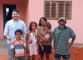 Padre doa casa construída com dinheiro do dízimo para família carente do interior.