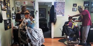 Barbearia oferece desconto às crianças que leem livro em voz alta durante o corte de cabelo
