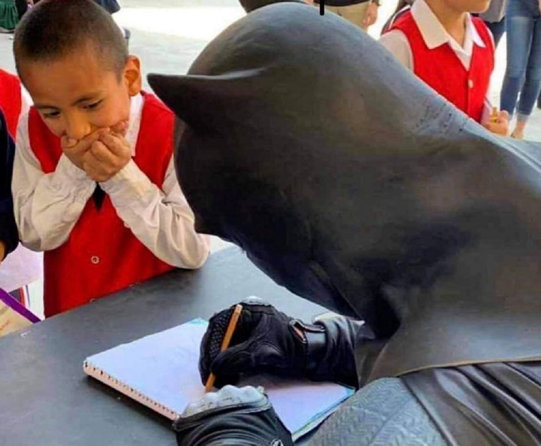 Filho recebe Batman em sua escola sem saber que era seu PAI