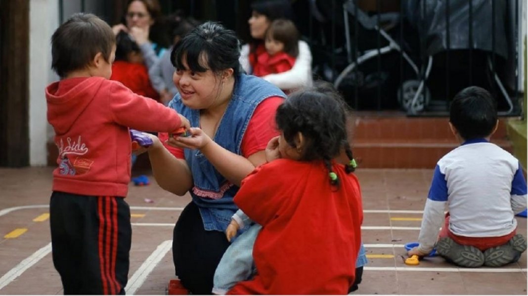 Conheça Noelia, a primeira professora com síndrome de Down que superou preconceitos e conquistou a aprovação de todos os alunos