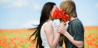 Casais felizes não exibem a vida nas redes sociais, diz estudo