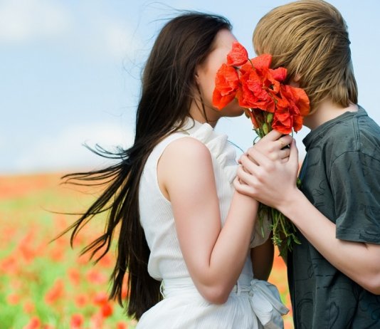 Casais felizes não exibem a vida nas redes sociais, diz estudo