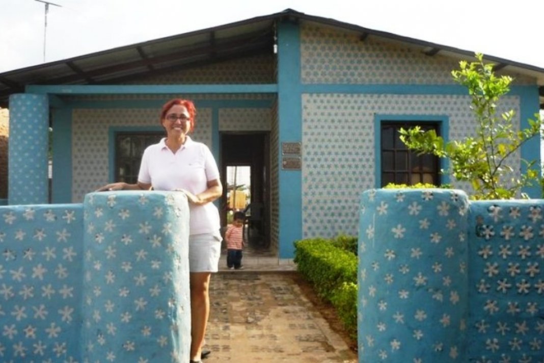 Mulher constrói casas com garrafas PET para famílias necessitadas