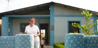Mulher constrói casas com garrafas PET para famílias necessitadas