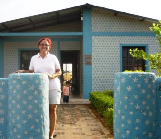 Mulher constrói casas com garrafas PET para famílias necessitadas