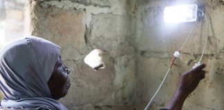 Mulheres de Zanzibar treinadas como engenheiras solares trazem luz para aldeias remotas