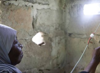 Mulheres de Zanzibar treinadas como engenheiras solares trazem luz para aldeias remotas