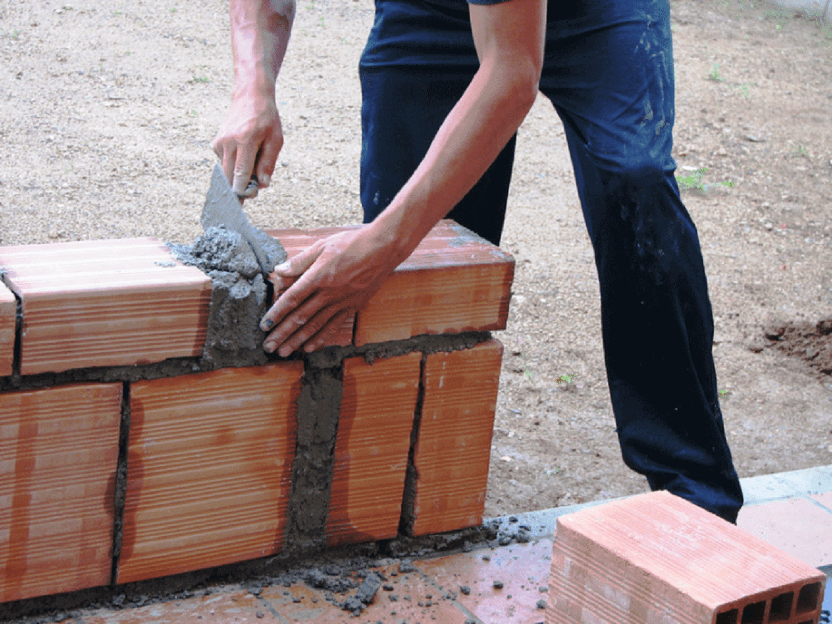 sensivel-mente.com - Pastor usa dízimo para construir casas para quem não tem onde morar