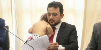 Deputado do Maranhão é clicado com filha bebê no colo em reunião e imagem viraliza