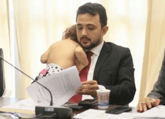 Deputado do Maranhão é clicado com filha bebê no colo em reunião e imagem viraliza