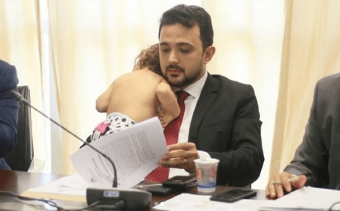 Deputado do Maranhão é clicado com filha bebê no colo em reunião e imagem viraliza