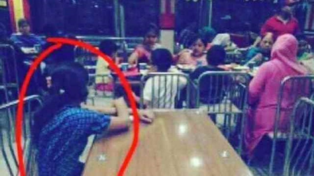 Babá ficou totalmente isolada em restaurante enquanto a família comia em outra mesa