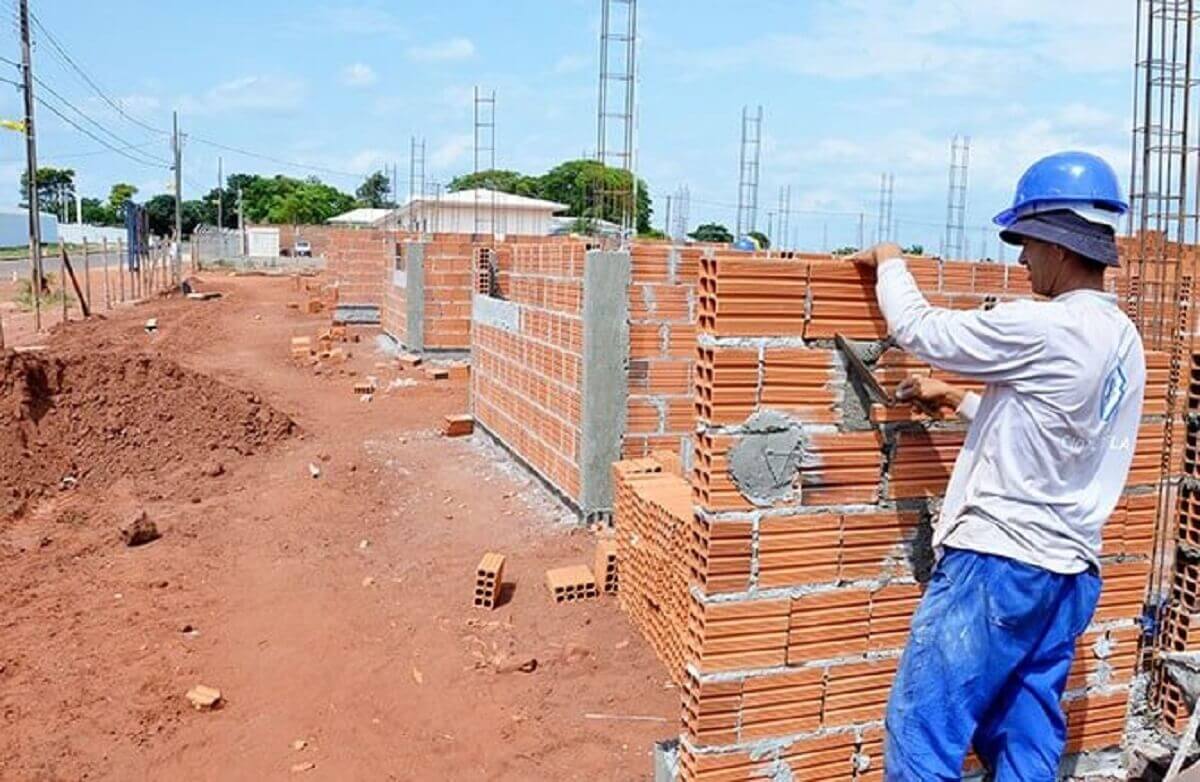 sensivel-mente.com - Pastor usa dízimo para construir casas para quem não tem onde morar