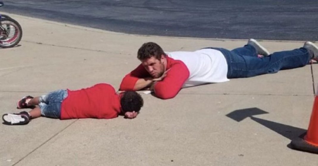 Para consolar seu aluno com Down professor deita-se no chão ao lado dele
