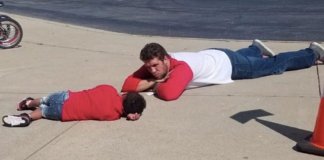 Para consolar seu aluno com Down professor deita-se no chão ao lado dele