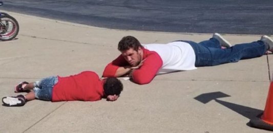 Para consolar seu aluno com Down professor deita-se no chão ao lado dele