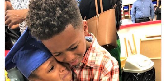 Irmão chora ao abraçar sua irmãzinha na formatura: “Estou tão orgulhoso de você!”