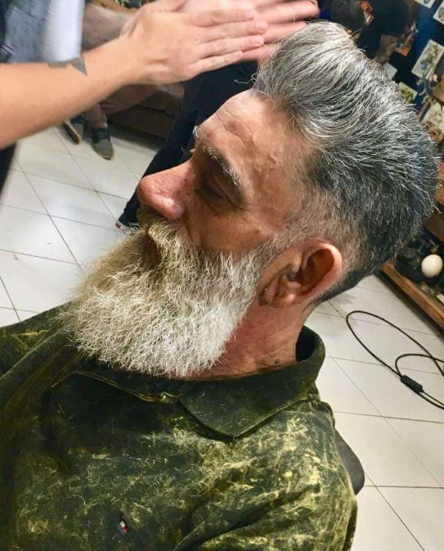 sensivel-mente.com - Barbearia faz transformação em pedreiro e ele se emociona!