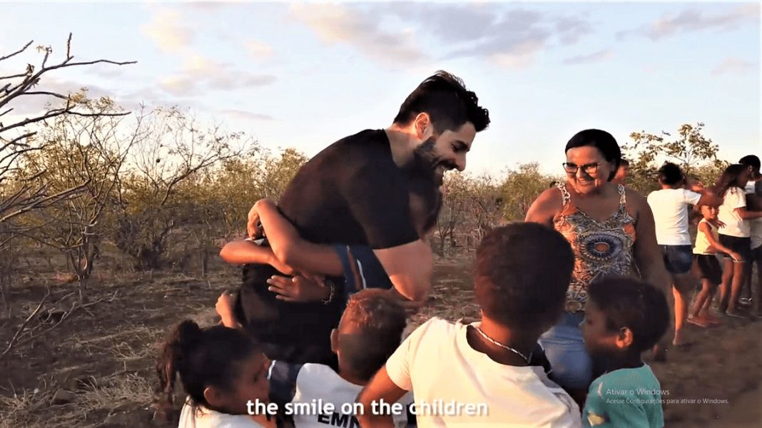 DJ Alok faz a diferença no sertão da Bahia ajudando pessoas carentes