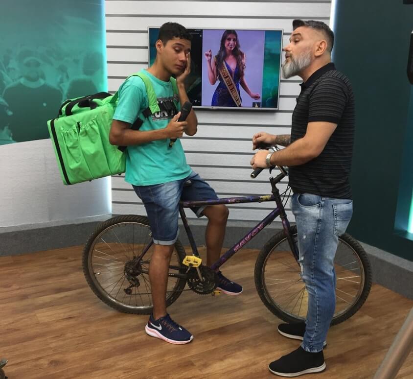 sensivel-mente.com - Entregador que foi humilhado por Miss ao fazer entrega em bicicleta ganha moto zero da TV Cidade Verde