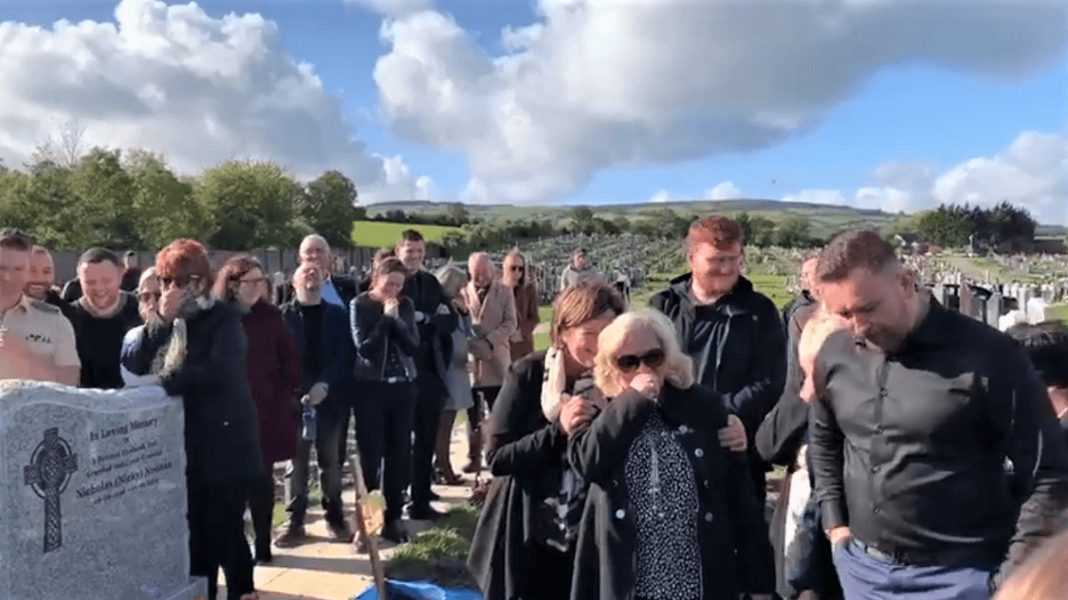 Um irlandês brincalhão grava uma mensagem para tocar em seu funeral, ao ouvi-la os enlutados choram de rir