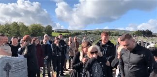 Um irlandês brincalhão grava uma mensagem para tocar em seu funeral, ao ouvi-la os enlutados choram de rir