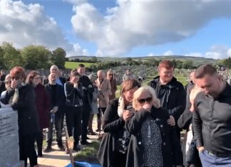 Um irlandês brincalhão grava uma mensagem para tocar em seu funeral, ao ouvi-la os enlutados choram de rir