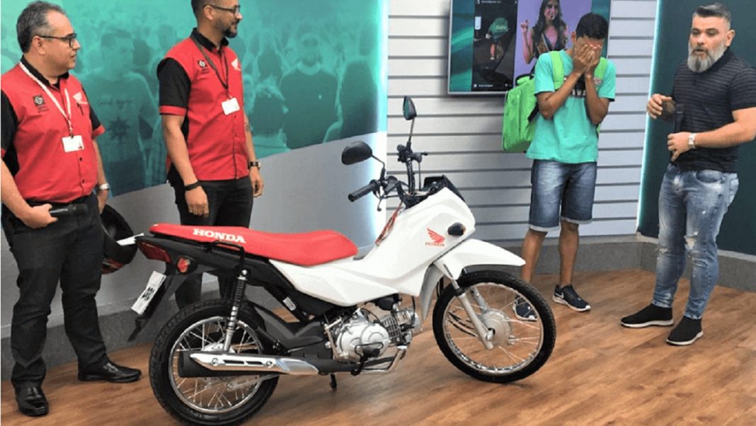 Entregador que foi humilhado por Miss ao fazer entrega em bicicleta ganha moto zero da TV Cidade Verde