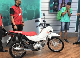 Entregador que foi humilhado por Miss ao fazer entrega em bicicleta ganha moto zero da TV Cidade Verde