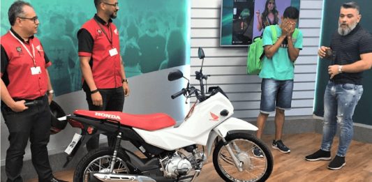 Entregador que foi humilhado por Miss ao fazer entrega em bicicleta ganha moto zero da TV Cidade Verde