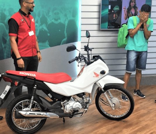 Entregador que foi humilhado por Miss ao fazer entrega em bicicleta ganha moto zero da TV Cidade Verde