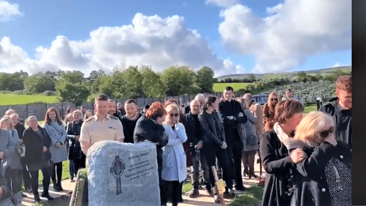 Um irlandês brincalhão grava uma mensagem para tocar em seu funeral, ao ouvi-la os enlutados choram de rir Funeral - Um irlandês brincalhão grava uma mensagem para tocar em seu funeral, ao ouvi-la os enlutados choram de rir