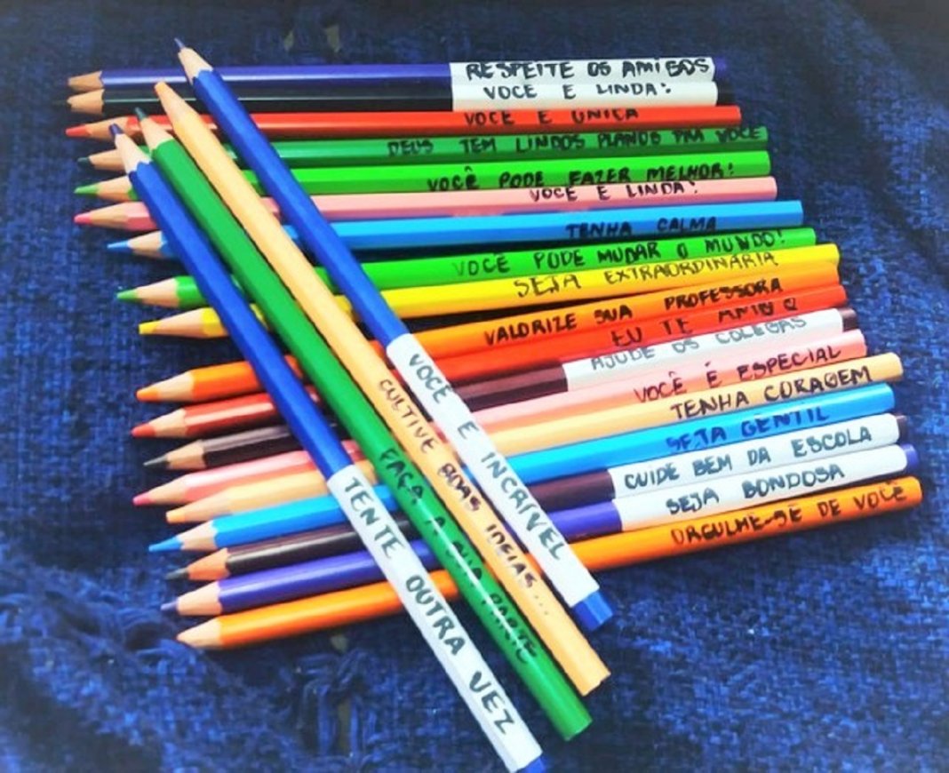 Mãe escreve frases motivacionais nos lápis de cor da filha para a incentivar no estudo: “Você é linda”