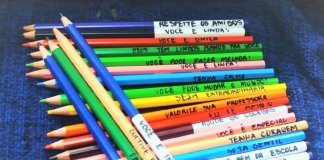 Mãe escreve frases motivacionais nos lápis de cor da filha para a incentivar no estudo: “Você é linda”