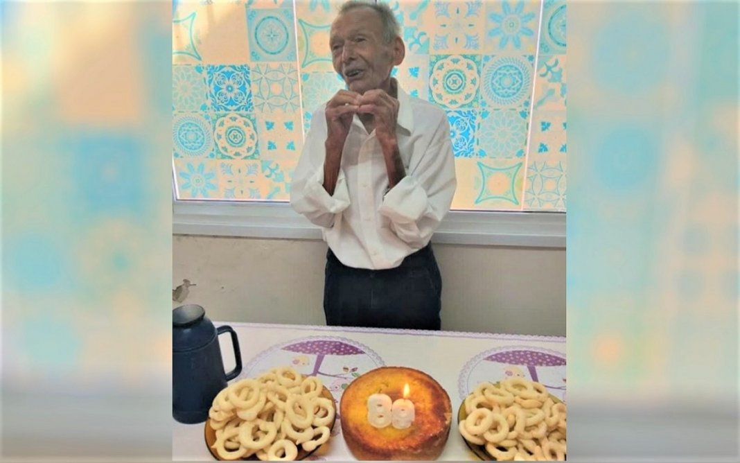 Viúvo de 89 anos visita o posto de saúde diariamente e ganha uma festa de aniversário: ”Família”