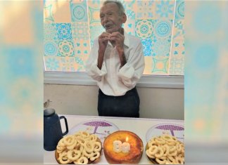Viúvo de 89 anos visita o posto de saúde diariamente e ganha uma festa de aniversário: ”Família”