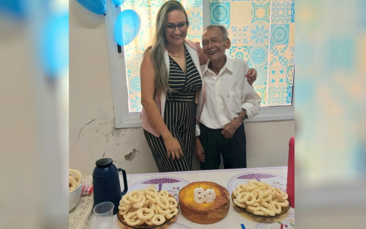 sensivel-mente.com - Viúvo de 89 anos visita o posto de saúde diariamente e ganha uma festa de aniversário: ”Família”