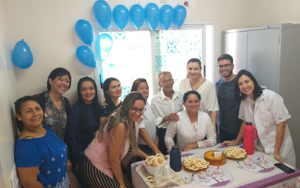 sensivel-mente.com - Viúvo de 89 anos visita o posto de saúde diariamente e ganha uma festa de aniversário: ”Família”