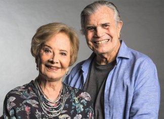 Tarcísio e Gloria aparecem usando cadeira de rodas em aeroporto e fãs ficam comovidos.