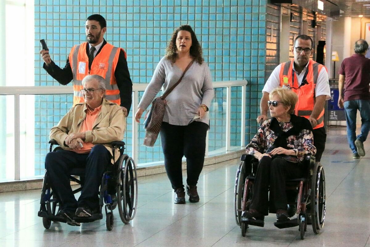 sensivel-mente.com - Tarcísio e Gloria aparecem usando cadeira de rodas em aeroporto e fãs ficam comovidos.