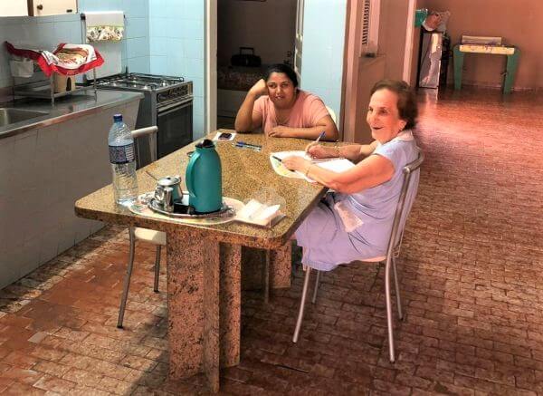 sensivel-mente.com - Professora aposentada de 92 anos tem melhoras na saúde ao alfabetizar sua cuidadora