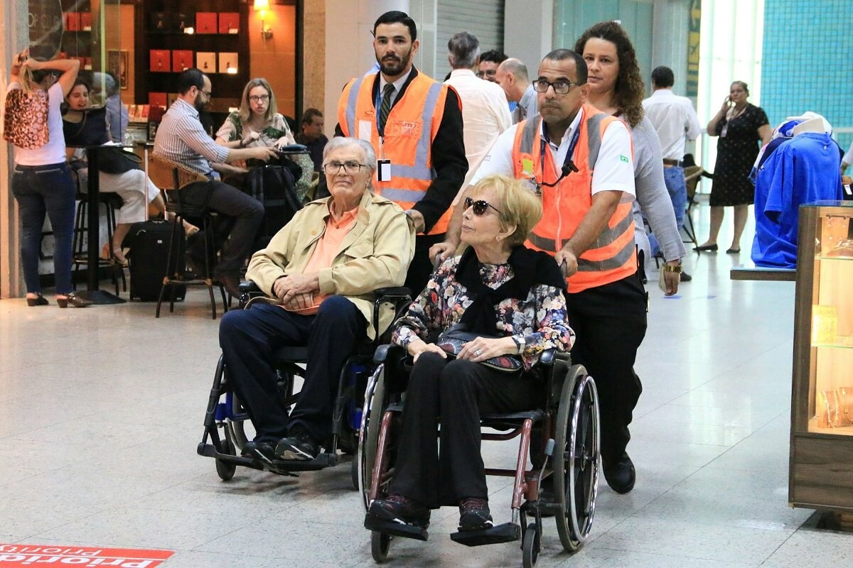 sensivel-mente.com - Tarcísio e Gloria aparecem usando cadeira de rodas em aeroporto e fãs ficam comovidos.