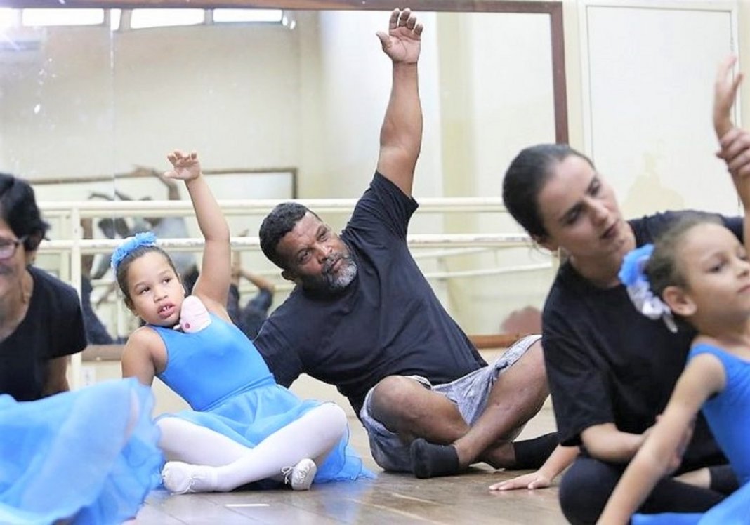 Pedreiro quebra tabu ao aprender balé para ajudar filhas autistas