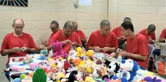 Presos produzem bonecas para crianças com câncer no ES