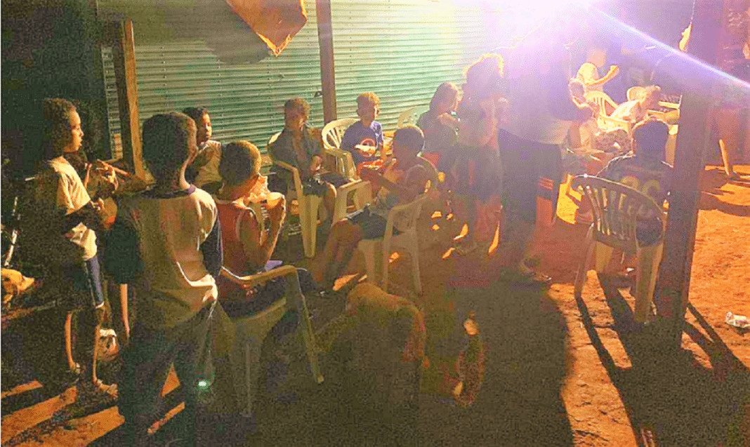 Jovens aproveitaram o Black Friday e entregaram cheeseburger para várias crianças da zona rural de Americana