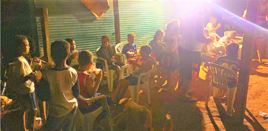 Jovens aproveitaram o Black Friday e entregaram cheeseburger para várias crianças da zona rural de Americana