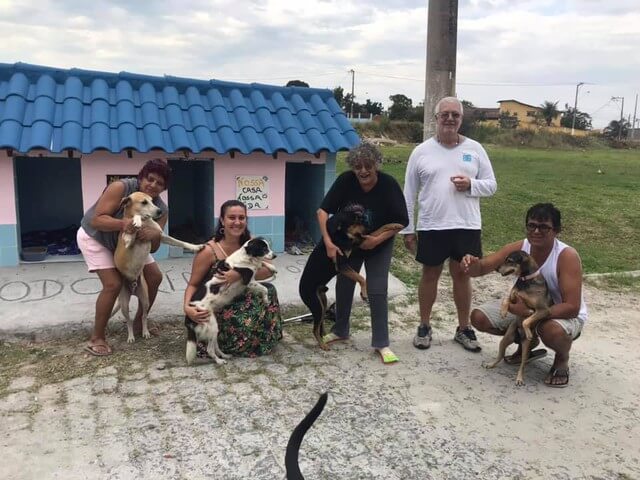 sensivel-mente.com - Vizinhança se junta e criam “cãodomínio” um abrigo que recebe animais de rua no RJ